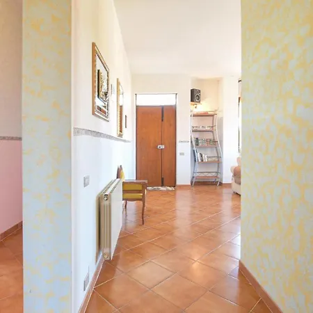3 Bedroom Lovely In Apartament